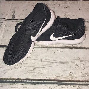 NIKE • Black Womens FLEX TR 8 Shoes • EUC • size 9